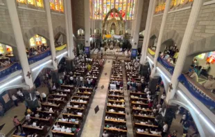 La Iglesia Nuestra Señora de Coromoto, en Caracas, repleta de fieles durante la Misa solemne. Crédito: ACI Prensa.