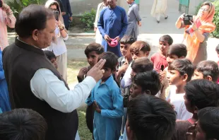 Mons. Samson Shukardin con algunos niños pakistaníes. Crédito: ACN.