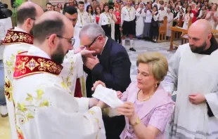 Los gemelos P. George y P. Johnny Jallouf junto a sus padres Crédito: Iglesia Latina de Alepo