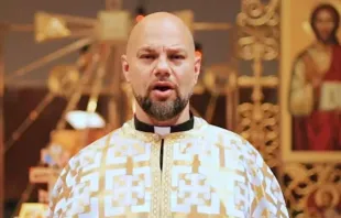 P.  Jason Charron, sacerdote católico rezó por la seguridad de Trump momentos antes del tiroteo. Crédito: Captura YouTube / HolyProtectionsShrine.org