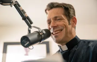 El P. Mike Schmitz es el presentador del podcast "La Biblia en un año", producido por Ascension. Crédito: Cortesía de Ascension.