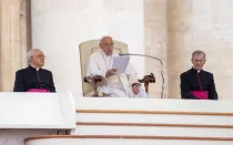 El Papa Francisco lee su catequesis en la Audiencia General de este 19 de junio