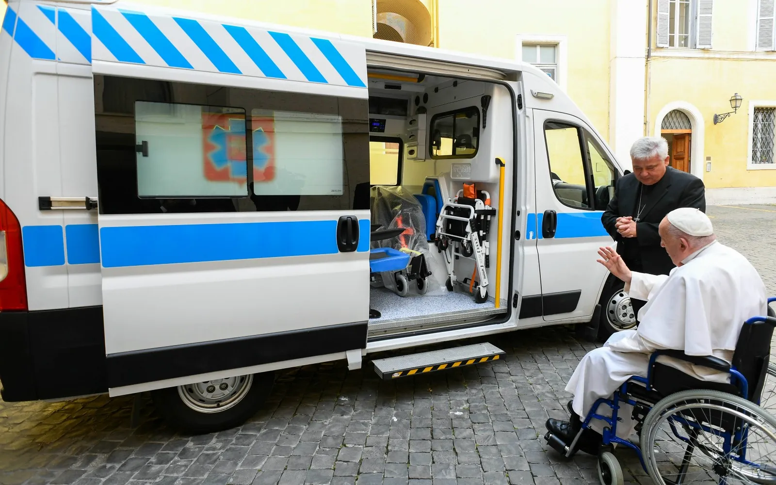 El Papa Francisco bendice la ambulancia junto al Cardenal Konrad Krajewski?w=200&h=150