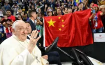 El Papa Francisco saluda en Mongolia, ante un grupo de fieles de China.