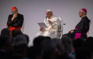 El Papa Francisco habla en la 50ª Semana Social de los Católicos en Trieste (Italia), en la mañana del 7 de julio de 2024. A su llegada a la ciudad del norte de Italia, fue recibido por Mons. Luigi Renna, presidente del comité organizador (derecha), y el Cardenal Matteo Maria Zuppi, presidente de la Conferencia Episcopal Italiana (izquierda). Crédito: Daniel Ibáñez / EWTN News.