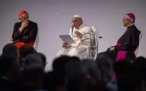 El Papa Francisco habla en la 50ª Semana Social de los Católicos en Trieste (Italia), en la mañana del 7 de julio de 2024. A su llegada a la ciudad del norte de Italia, fue recibido por Mons. Luigi Renna, presidente del comité organizador (derecha), y el Cardenal Matteo Maria Zuppi, presidente de la Conferencia Episcopal Italiana (izquierda).