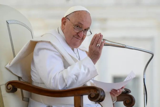 El Papa Francisco saluda a los fieles.