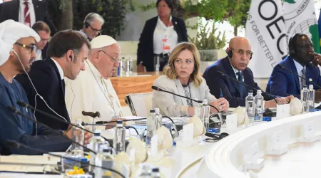 El Papa Francisco lee su discurso en la cumbre del G7