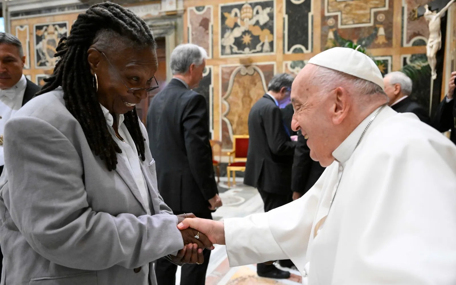 El Papa Francisco saluda a Whoopi Goldberg  este 14 de junio?w=200&h=150