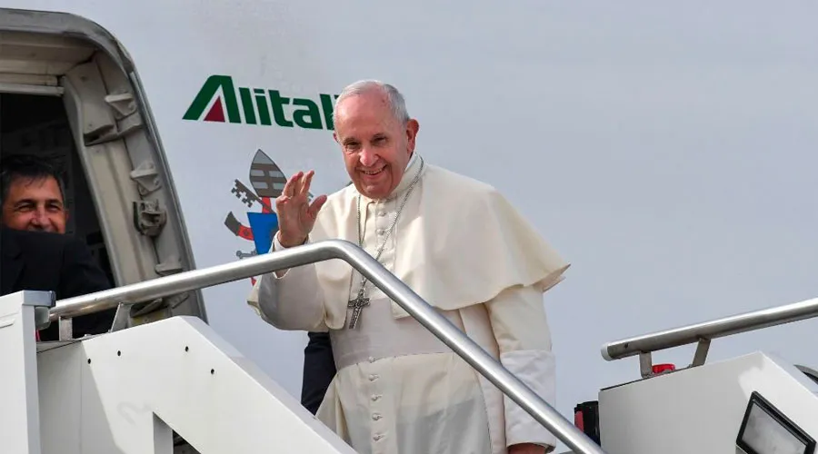 Imagen referencial/Papa Francisco sube al avión. Crédito: Vatican Media?w=200&h=150