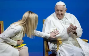 El Papa Francisco compartió escenario con la primera ministra de Italia, Giorgia Meloni, el 12 de mayo de 2023, para hablar en la conferencia “El Estado General de la Tasa de Natalidad” , celebrada en el Auditorio Conciliazione cerca del Vaticano. | Crédito: Daniel Ibáñez - EWTN News