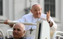 El Papa Francisco saluda desde el papamóvil durante una Audiencia General