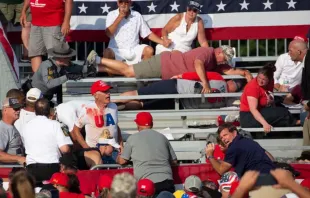 Partidarios de Trump cubiertos de sangre en las gradas, tras el intento de asesinato contra el expresidente Donald Trump en Butler, Pennsylvania el 13 de julio de 2024. Crédito: REBECCA DROKE /AFP vía Getty Images