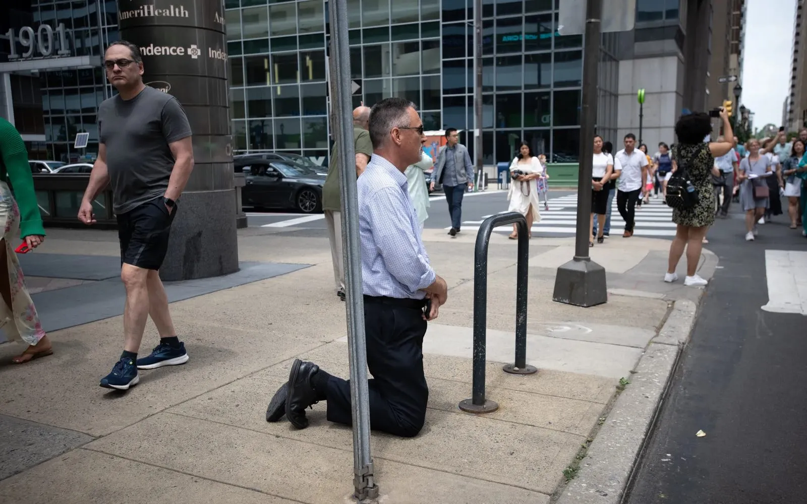 Un hombre se arrodilla al paso de la Procesión Eucarística Nacional en Filadelfia, el 30 de mayo de 2024.?w=200&h=150