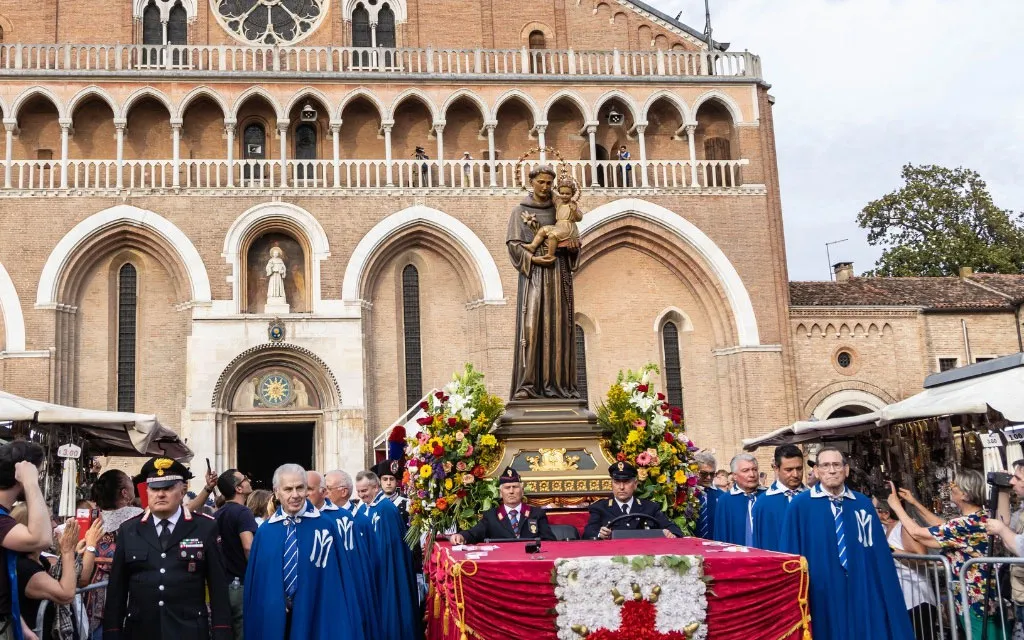 Procesión de San Antonio de Padua, saliendo de la Basílica de San Antonio en Padua (Italia).?w=200&h=150