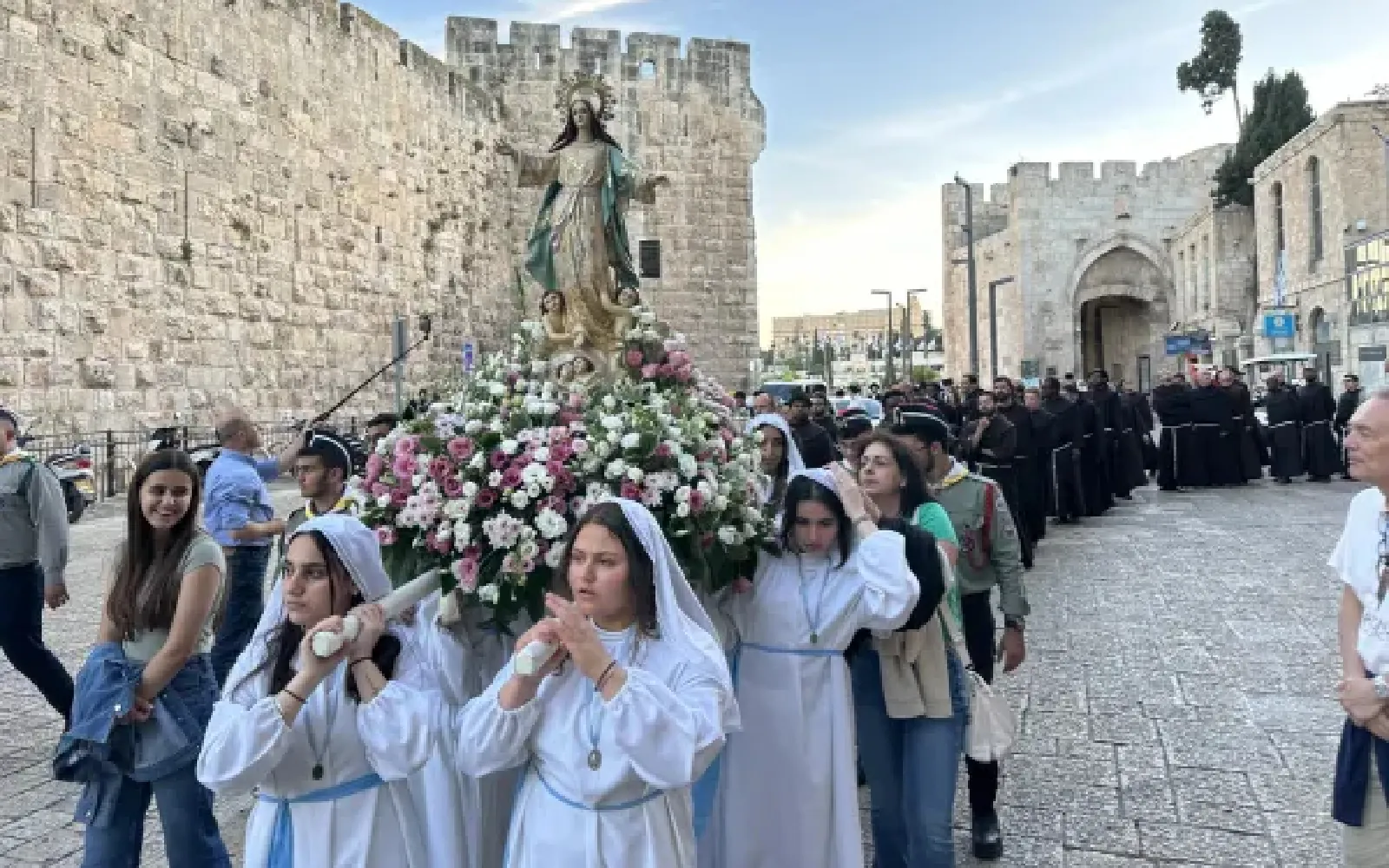 Los cristianos palestinos participan en una procesión mariana el 31 de mayo de 2024, cerca de la Iglesia del Santo Sepulcro en la Ciudad Vieja de Jerusalén para pedir a Nuestra Señora de Palestina que interceda por la paz en la devastada Gaza.?w=200&h=150