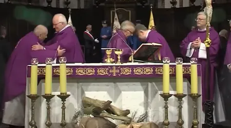 Imagen referencial de unos sacerdotes durante el rito de la paz.