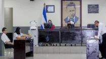 Mons. Rolando Álvarez (a la izquierda), durante su audiencia de este 10 de enero. Crédito: Poder Judicial de Nicaragua.