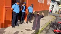 Mons. Rolando Álvarez vigilado por la policía de Nicaragua, días antes de su secuestro. Crédito: Diócesis de Matagalpa.