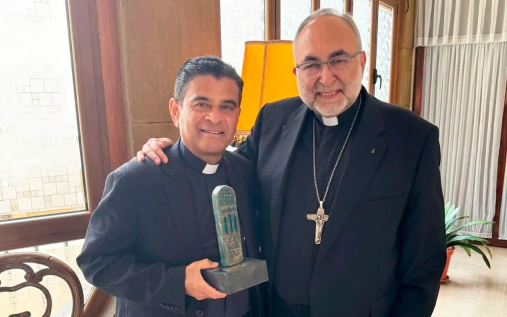 Mons. Rolando Álvarez, Obispo de Matagalpa y Administrador Apostólico de Estelí (Nicaragua), exiliado en Roma; y Mons. Jesús Sanz Montes, Arzobispo de Oviedo (España), con el premio que recibió este último a nombre del primero.?w=200&h=150