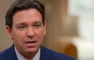 El candidato presidencial republicano, el gobernador Ron DeSantis, habla con EWTN News el 8 de enero de 2024. Crédito: EWTN News.