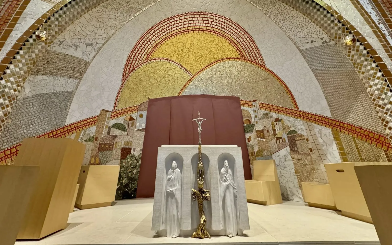 Los Caballeros de Colón utilizaron una cubierta de papel para cubrir temporalmente las obras de arte creadas por el P. Marko Rupnik en el Santuario Nacional de San Juan Pablo II en Washington D.C., el martes 23 de julio de 2024.?w=200&h=150