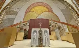 Los Caballeros de Colón utilizaron una cubierta de papel para cubrir temporalmente las obras de arte creadas por el P. Marko Rupnik en el Santuario Nacional de San Juan Pablo II en Washington D.C., el martes 23 de julio de 2024.