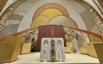 Los Caballeros de Colón utilizaron una cubierta de papel para cubrir temporalmente las obras de arte creadas por el P. Marko Rupnik en el Santuario Nacional de San Juan Pablo II en Washington D.C., el martes 23 de julio de 2024.