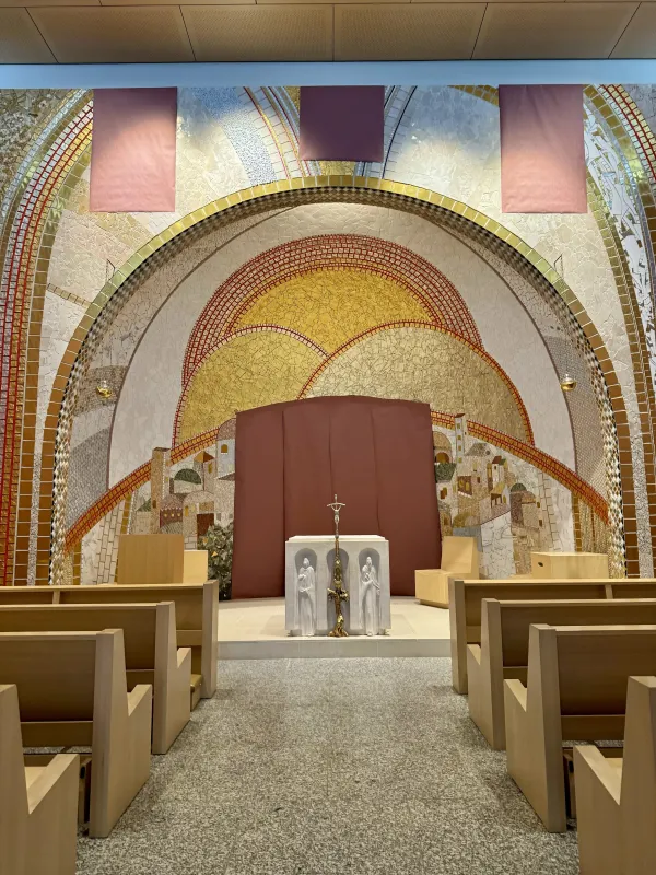 Los Caballeros de Colón utilizaron una cubierta de papel para cubrir temporalmente las obras de arte creadas por el P. Marko Rupnik en la Capilla de los Misterios Luminosos en el Santuario Nacional San Juan Pablo II en Washington D.C., el martes 23 de julio de 2024. Crédito: Christina Herrera / EWTN News.