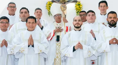 El Cardenal Brenes y los nuevos sacerdotes