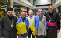 Los sacerdotes Iván Levitsky y Bohdan Geleta después de su liberación.