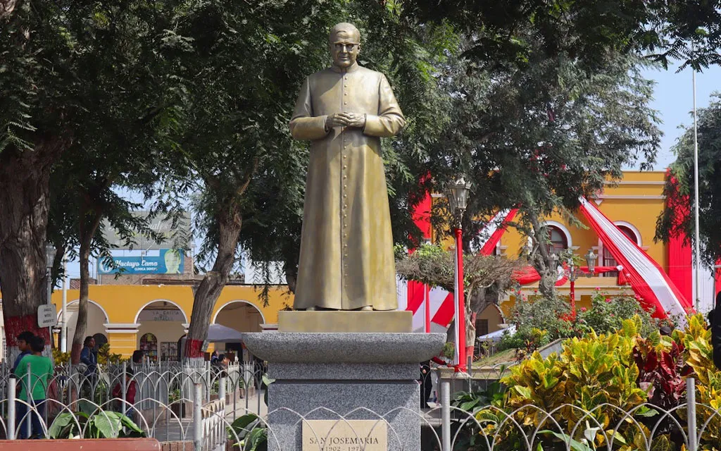 La imagen de San Josemaría en la plaza de armas de Cañete?w=200&h=150