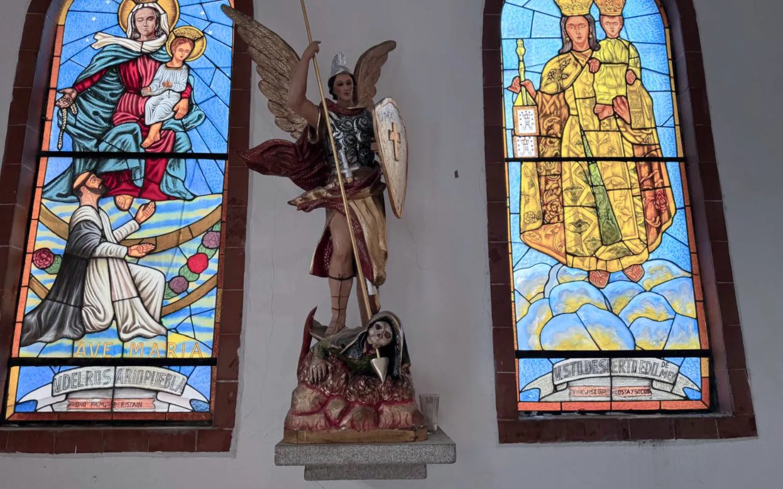 Imagen de San Miguel Arcángel derrotando a la "Santa Muerte", en la parroquia de la Inmaculada Concepción de Nezahualcóyotl.?w=200&h=150