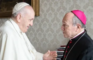 El Papa Francisco junto al Obispo de San Feliú de Llobregat, Mons. Agustí Cortés durante la visita ad limina en 2022. Crédito: Vatican Media.