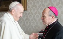 El Papa Francisco junto al Obispo de San Feliú de Llobregat, Mons. Agustí Cortés durante la visita ad limina en 2022.