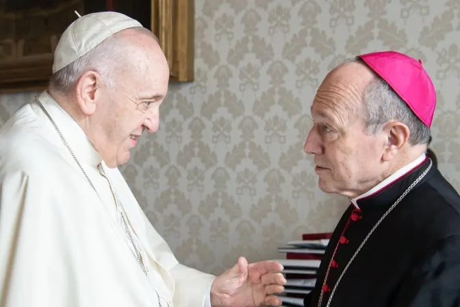 El Papa Francisco junto al Obispo de San Feliú de Llobregat, Mons. Agustí Cortés.