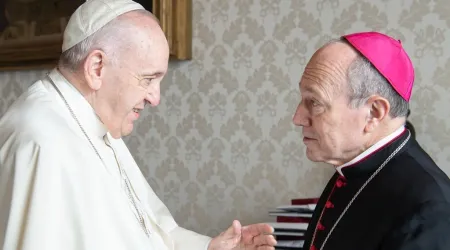 El Papa Francisco junto al Obispo de San Feliú de Llobregat, Mons. Agustí Cortés.