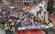 Miles de personas participan en la Caminata por la Vida en la Costa Oeste el sábado 20 de enero de 2024 en San Francisco.