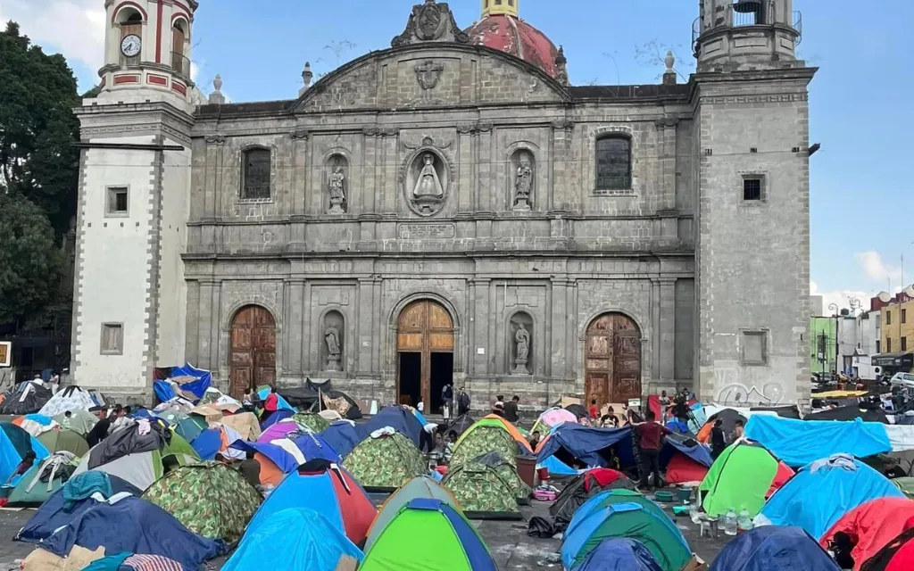 Campamento migrante establecido en la parroquia de la Santa Cruz y Muestra Señora de la Soledad en el centro de la Ciudad de México.?w=200&h=150