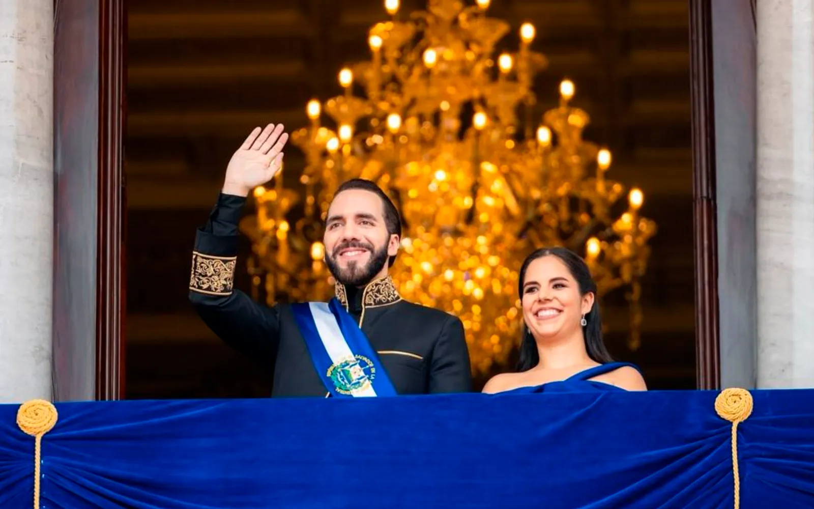 Nayib Bukele, junto a su esposa, durante los actos de toma de posesión de su segundo mandato consecutivo.?w=200&h=150