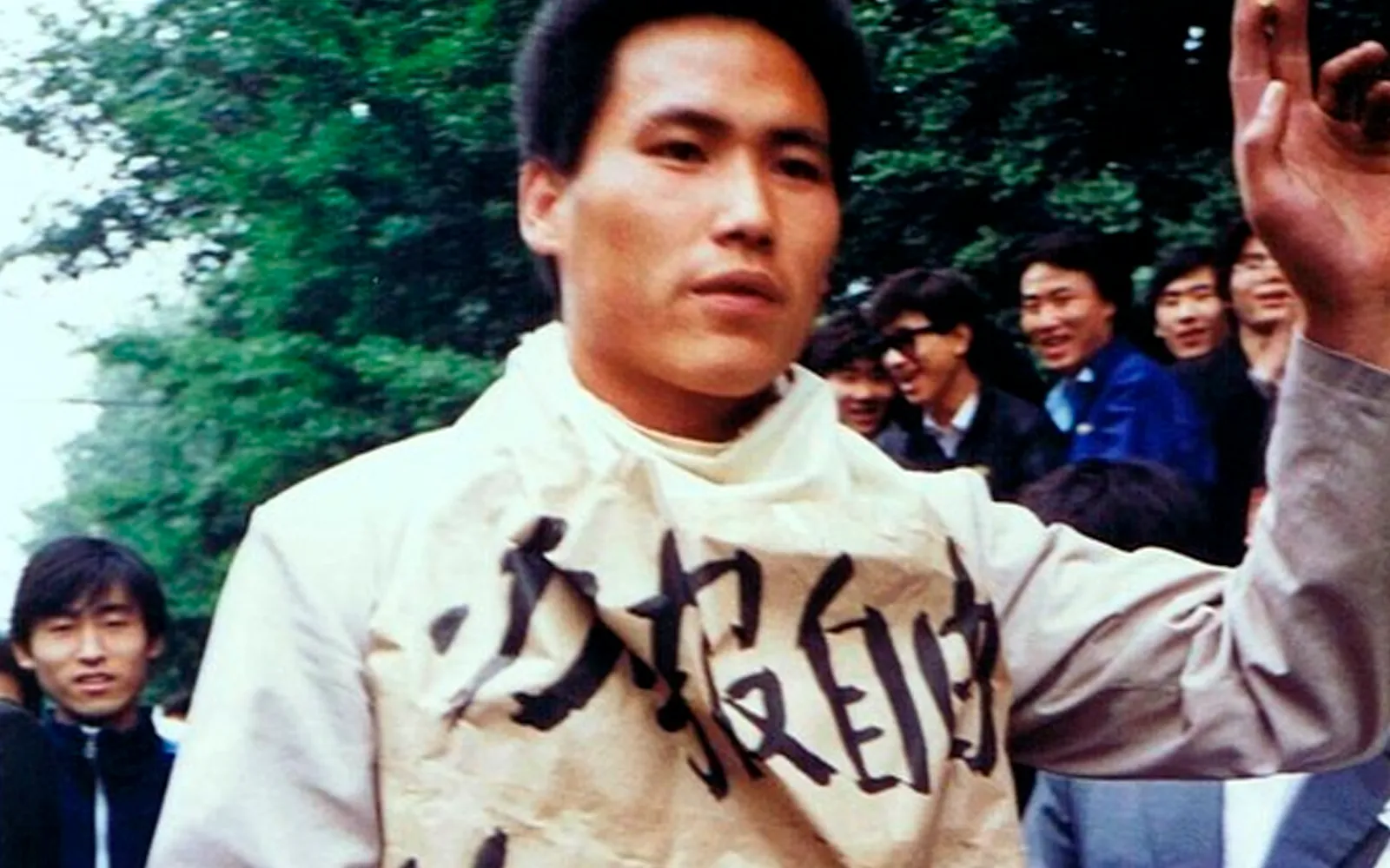 Pu Zhiqiang, un estudiante que protestaba en Tiananmen, en una foto tomada el 10 de mayo de 1989. Las palabras chinas escritas en el papel dicen: "Queremos la libertad de los periódicos, la libertad de asociación, también para apoyar al 'World Economic Herald', y apoyar a esos periodistas justos".?w=200&h=150